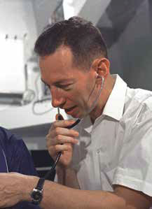 Доктор Говард Майнерс во время осмотра астронавтов. Фотография НАСА2