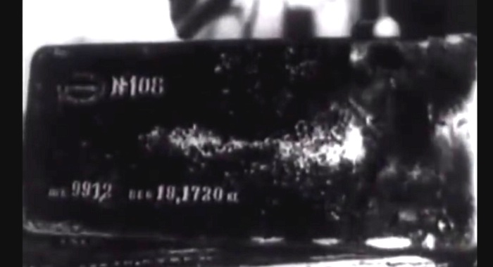 Слиток золота 991,2 пробы (кадр из документального фильма «200 лет Ленинградскому монетному двору 1924 год»)